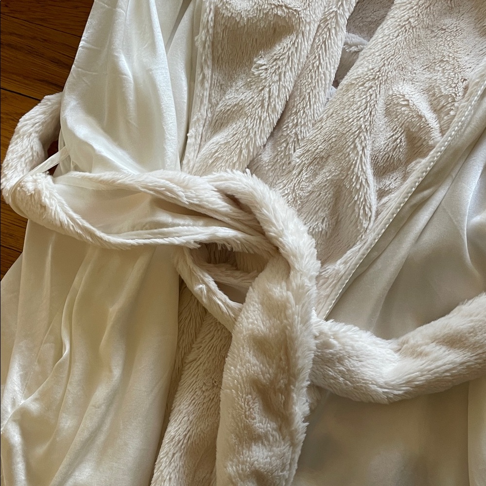 Giraffe at Home Cozy Cream Satin/Plush Robe - Picture 6 of 13